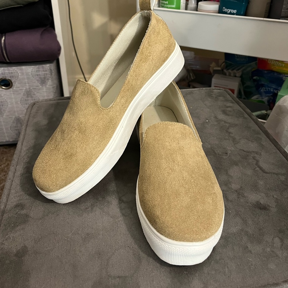 Woman’s shoes size 8